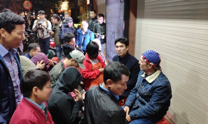 Bà bầu sắp 'vỡ chum' chờ từ 4 giờ sáng mua vàng ngày Thần Tài