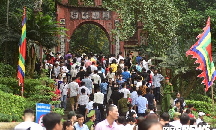 Nhiều du khách miền Nam mua tour ra Phú Thọ giỗ Tổ