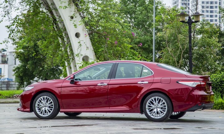 Vừa mới ra mắt, đại lý đã 'hét giá' Toyota Camry 2019 chênh 100 triệu đồng