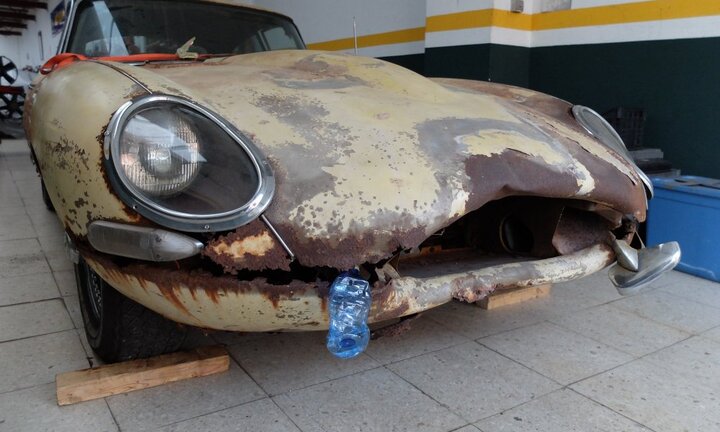 Cận cảnh quá trình hồi sinh chiếc Jaguar E-Type 'đồng nát'