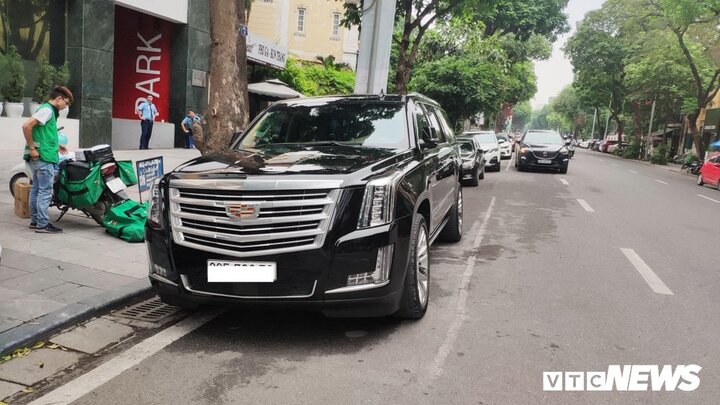 Hàng hiếm Cadillac Escalade nổi bật khi lăn bánh tại Hà Nội
