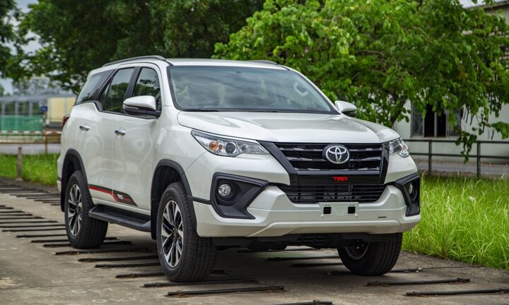 'Ông trùm' SUV cỡ lớn Toyota Fortuner bị đối thủ vượt mặt