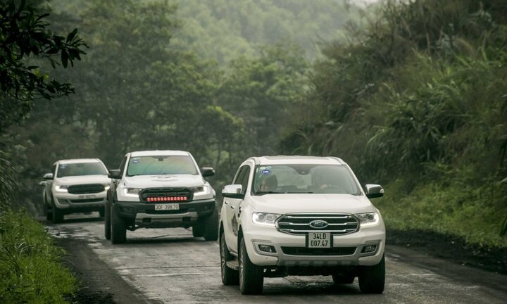 Bộ đôi Ford Everest/Explorer tiếp tục giảm sâu trong tháng 7