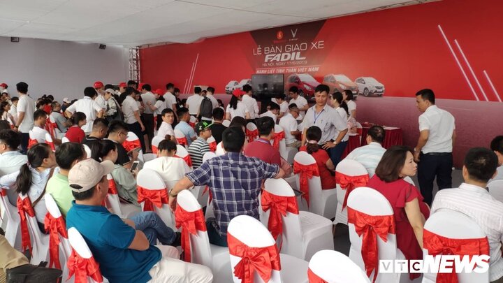 Hàng nghìn người đến mua VinFast Fadil trong ngày giao xe đầu tiên