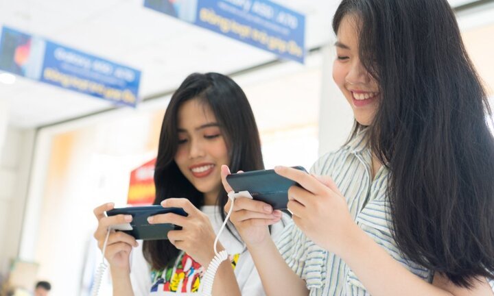 Oppo Reno bản tiêu chuẩn thu hút người mua ngay ngày đầu bán ra