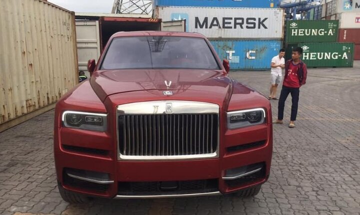 Rolls-Royce Cullinan màu đỏ lạ mắt về Việt Nam, giá trên 41 tỷ đồng