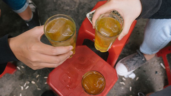 Nguy cơ nhiễm bệnh từ các quán trà đá vỉa hè