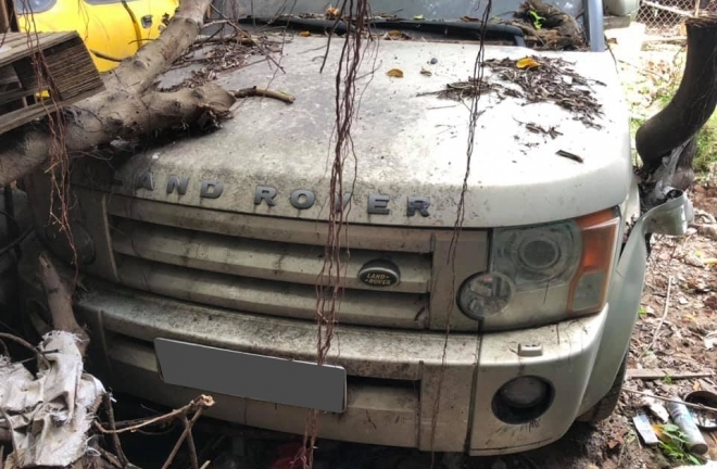 Loạt siêu xe tiền tỷ bị vứt bỏ tại Hà Nội