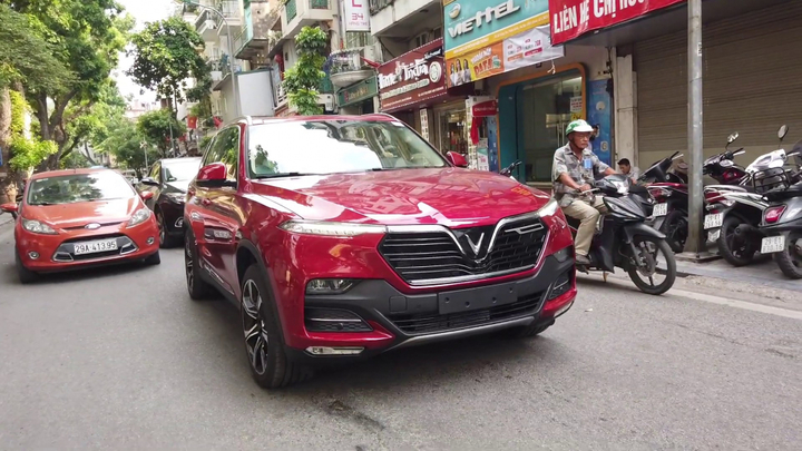 VinFast LUX SA2.0 màu đỏ của đại gia chứng khoán nổi bật trên phố Hà Nội