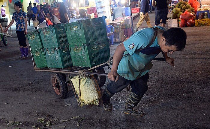 Ảnh: Những người không được nghỉ trong ngày Quốc tế Lao động