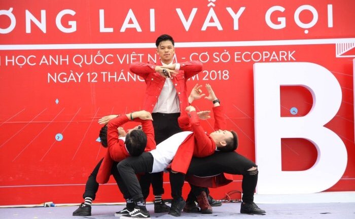 Trọng Hiếu 'cháy' hết mình cùng hàng nghìn bạn trẻ trong ngày hội ĐH Anh Quốc Việt Nam