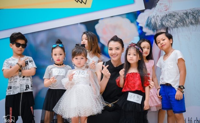 Hồng Quế nhí nhảnh làm giám khảo chấm điểm các mẫu nhí