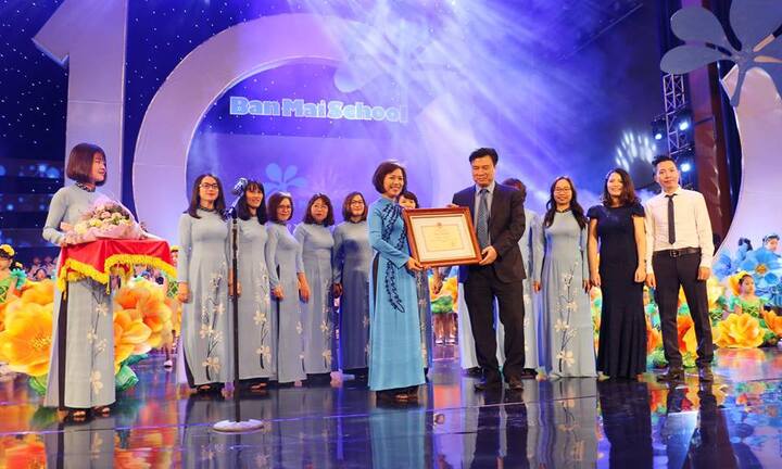 Trường Ban Mai đón nhận bằng khen của Bộ GD-ĐT