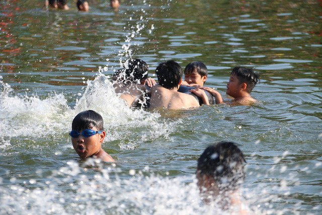 Ảnh: 'Hô biến' ao làng ô nhiễm thành bể bơi cho trẻ nhỏ