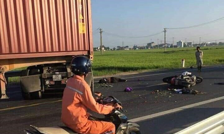 Va chạm với xe đầu kéo, hai vợ chồng chết thảm