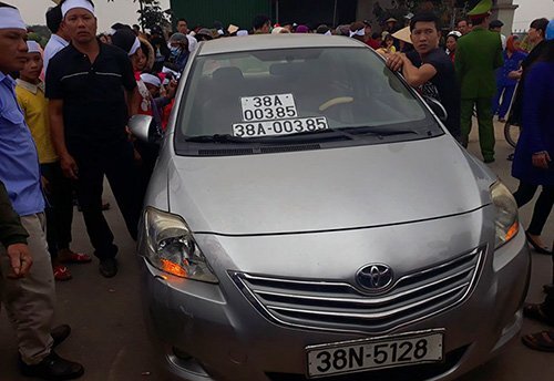 Cán bộ công an lái ôtô biển số giả bị giáng cấp