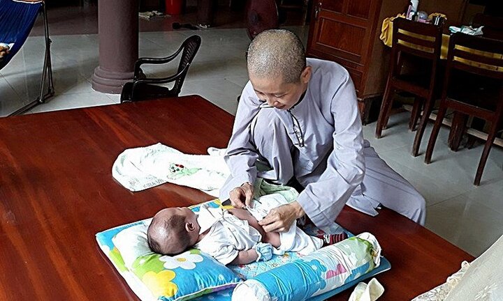 Bé trai sơ sinh bị bỏ rơi trước cổng chùa