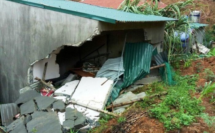 Mưa lớn làm sập nhà, bé gái 3 tuổi đang ngủ chết thương tâm