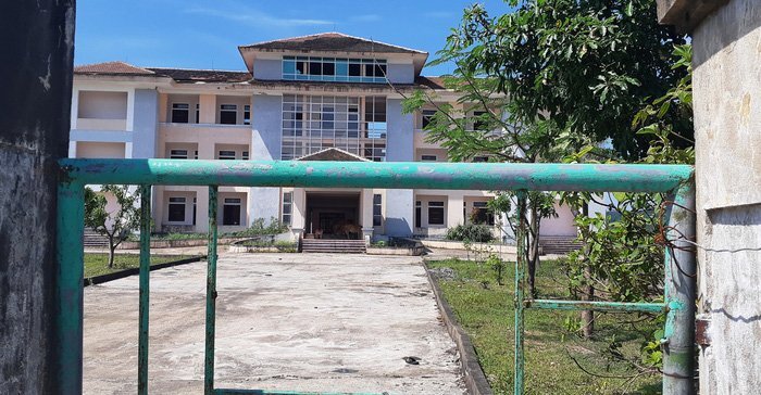 Cận cảnh trụ sở xã hàng chục tỉ đồng bỏ hoang cho bò trú nắng