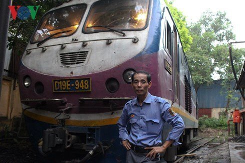 Lái tàu thót tim kể chuyện em bé ngủ giữa đường ray thoát chết kỳ diệu