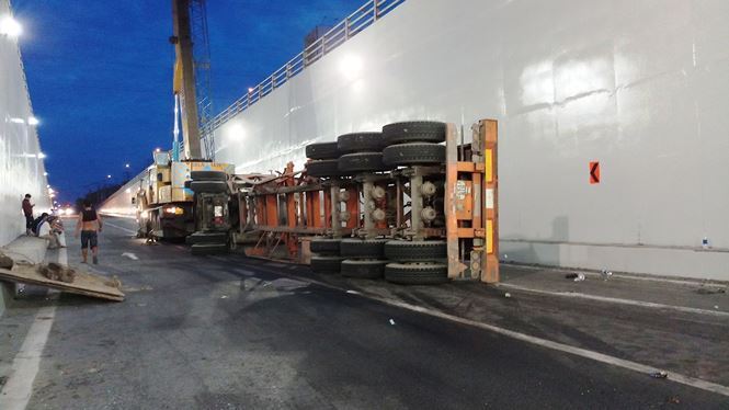 Kinh hãi cảnh xe container lật nhào trong hầm chui ở Sài Gòn