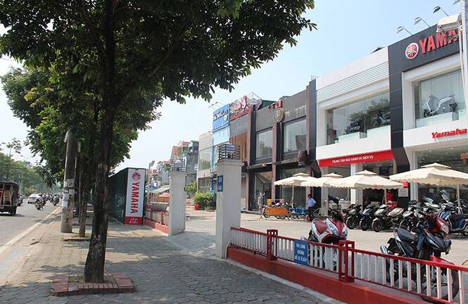 Ảnh: Sau cưỡng chế, hàng quán vẫn vô tư kinh doanh trên 'đất vàng' ở Hà Nội