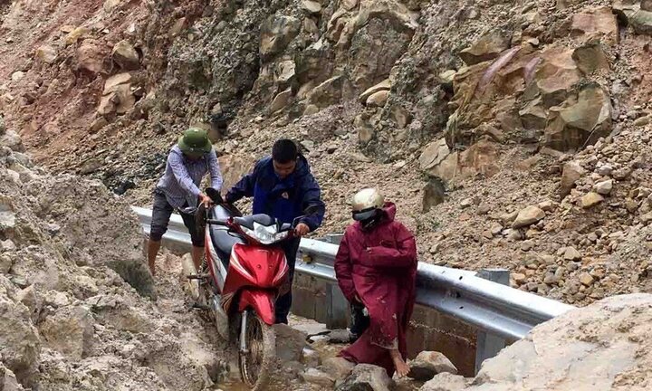 Ảnh: Mặc đá lăn, sạt lở, người dân vẫn cố tình vượt tỉnh lộ