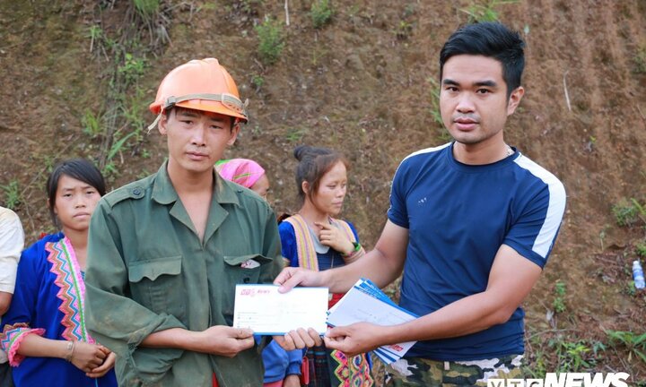 VTC News trao 50 triệu đồng cho các hộ dân vùng tâm lũ Lai Châu