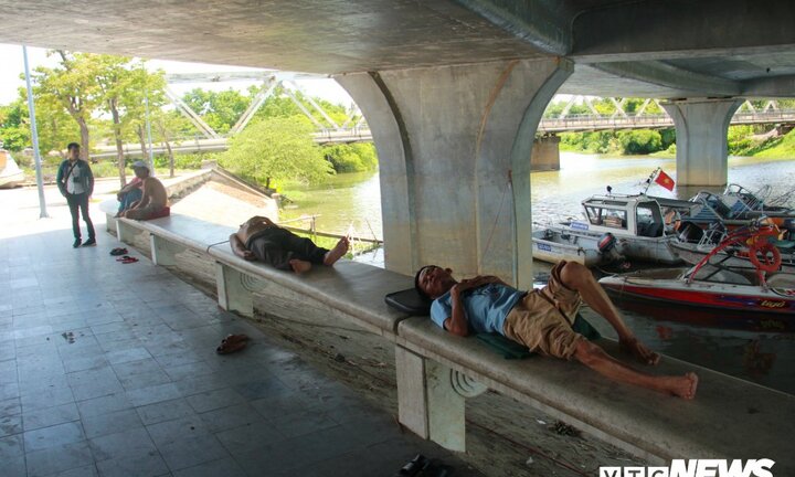 Ảnh: Dân Huế đổ xô xuống gầm cầu, ra công viên ngủ tránh nắng nóng kỷ lục