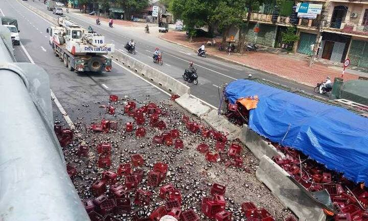 Container tông dải phân cách, hàng ngàn chai bia vỡ vụn phủ kín lòng đường