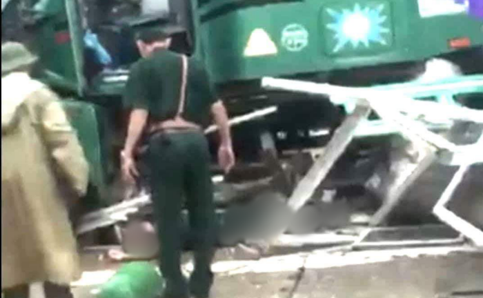 Ngồi trong bục gác làm nhiệm vụ, trung tá biên phòng bị container cuốn vào gầm chết thảm