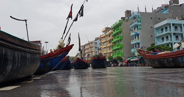 Ngư dân Thanh Hoá kéo thuyền lên phố tránh bão số 3