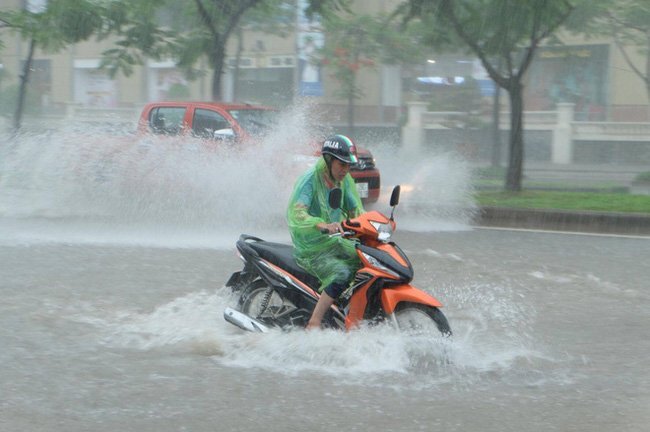 Mưa lớn kéo dài nhiều ngày ở Bắc Bộ và Trung Bộ
