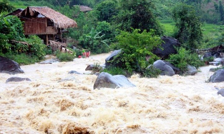 Mưa lớn vẫn hoành hành, Bắc Bộ và Bắc Trung Bộ đối mặt lũ quét, sạt lở đất