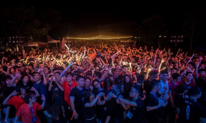 Mãn nhãn màn 'quẩy' bất chấp mưa bão của hàng nghìn sinh viên Đại học FPT