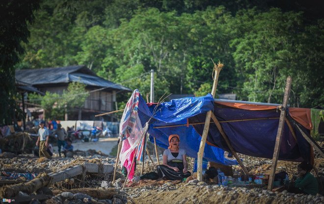 Ôm con chạy lũ, mẹ bị cuốn vùi sâu dưới lớp đất đá