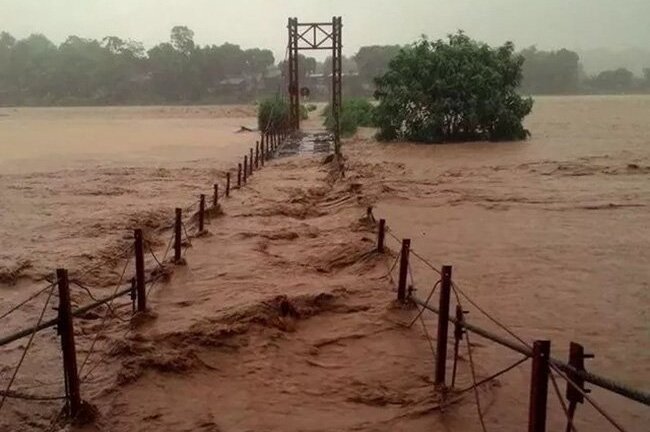 Thời tiết ngày 27/7: Mưa lớn kéo dài ở miền Bắc, lũ dồn dập đổ về