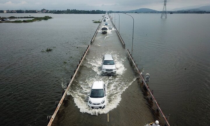 Ảnh: Thuỷ điện xả lũ, ô tô lại 'bơi' trên tỉnh lộ