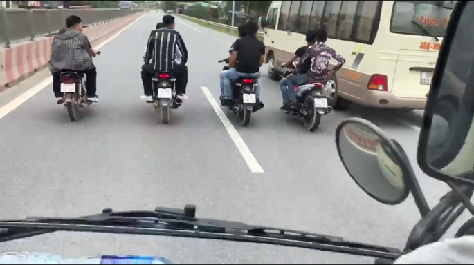 Xử lý nhóm thanh niên phóng xe máy dàn hàng ngang trước đầu ô tô trên quốc lộ