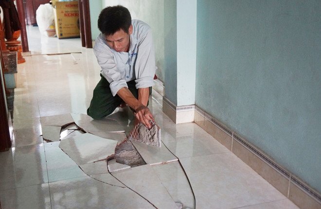 Thi công cầu vượt đường sắt ở Thanh Hoá, hàng chục hộ dân khóc ròng vì hỏng nhà