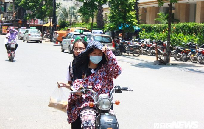 Áp thấp nhiệt đới sắp thành bão, miền Bắc oi nóng trước đợt mưa dông kéo dài