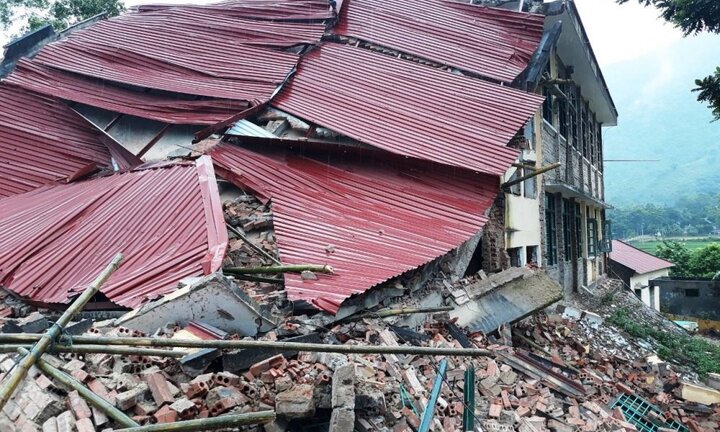 Trường tiểu học đổ sập trước ngày khai giảng ở Thanh Hoá, nhiều người may mắn thoát chết