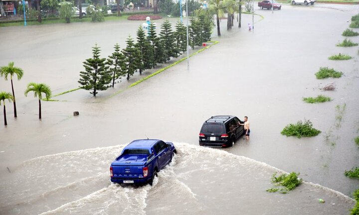 Vừa đổ bộ vào đất liền, bão số 4 nhanh chóng suy yếu thành áp thấp