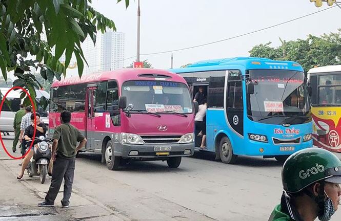 Xe khách vô tư vi phạm, lực lượng chức năng ở Hà Nội bất lực đứng nhìn