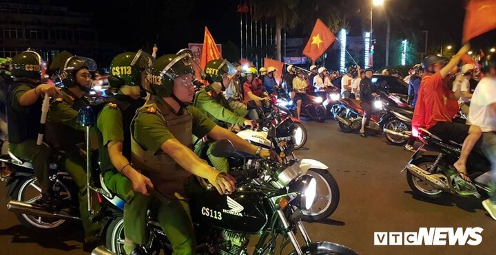 Cảnh sát trắng đêm cùng cổ động viên mừng chiến thắng của đội tuyển Olympic Việt Nam
