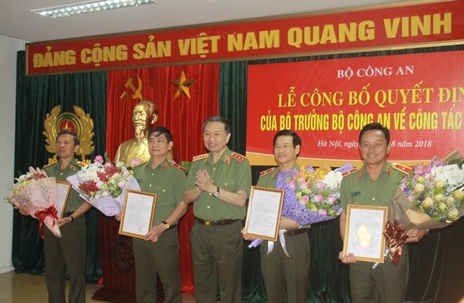 4 tướng công an nhận quyết định nghỉ hưu