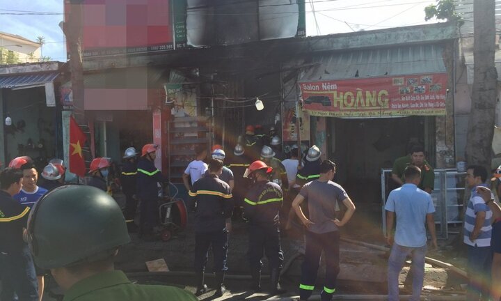 Cửa hàng bán đồ thể thao ở Đà Nẵng bị thiêu rụi