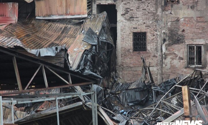 Cận cảnh hoang tàn dãy nhà gần Bệnh viện Nhi Trung ương bị thiêu rụi sau hoả hoạn