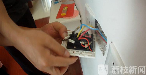 Sợ vợ cũ có bồ, người đàn ông lắp camera giấu kín khắp nhà