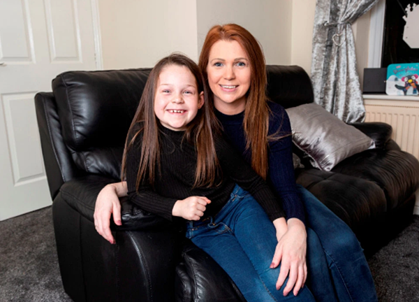 Bé 7 tuổi cứu mẹ thoát chết nhờ bắt chước hồi sức cấp cứu trên YouTube